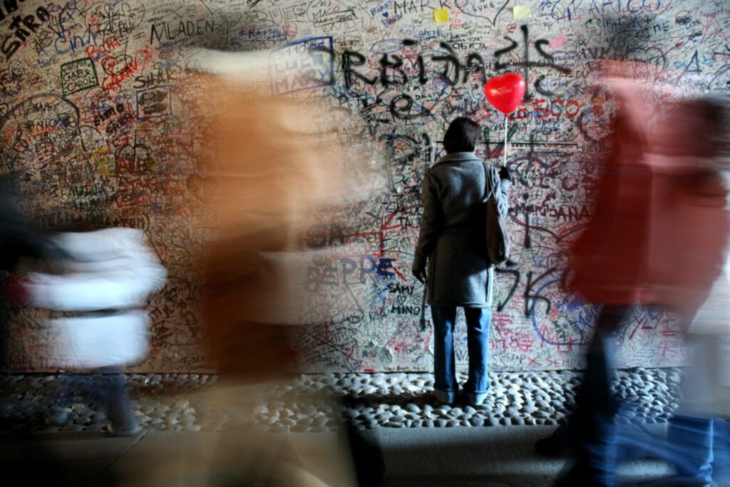 Fotografia artistica di donna che guarda un murales